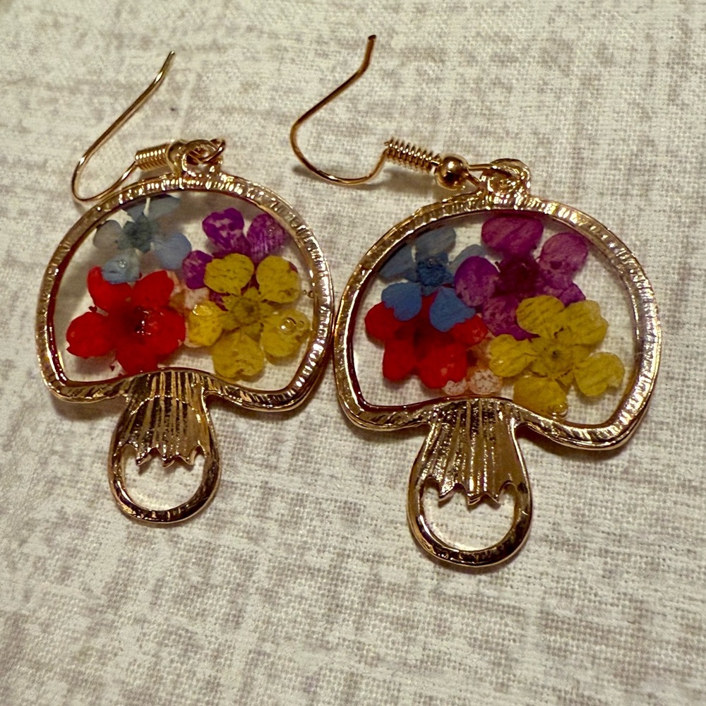 NWT Goldtone Pressed Flower Mushroom Earrings 🍄 - Picture 3 of 5